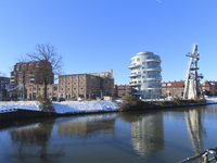 901384 Gezicht op het besneeuwde complex van de voormalige Cereolfabriek (Kanaalweg) te Utrecht, vanaf de sluis in het ...